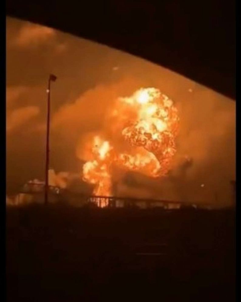 PHOTO: There was a series of explosions at a refinery in southwest Philadelphia early Friday morning.