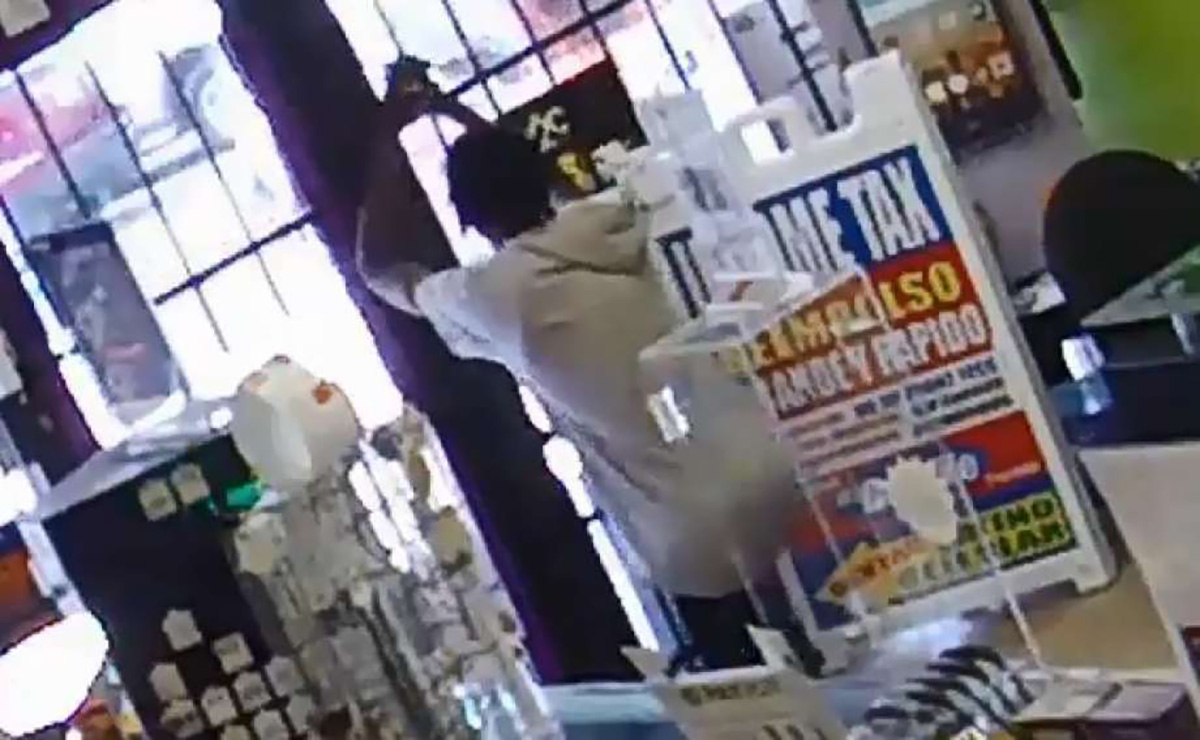 PHOTO: Houston robber John Bell tries to shoot his way out and when that fails, prays after getting locked in store by fleeing employees who lock the door behind them.