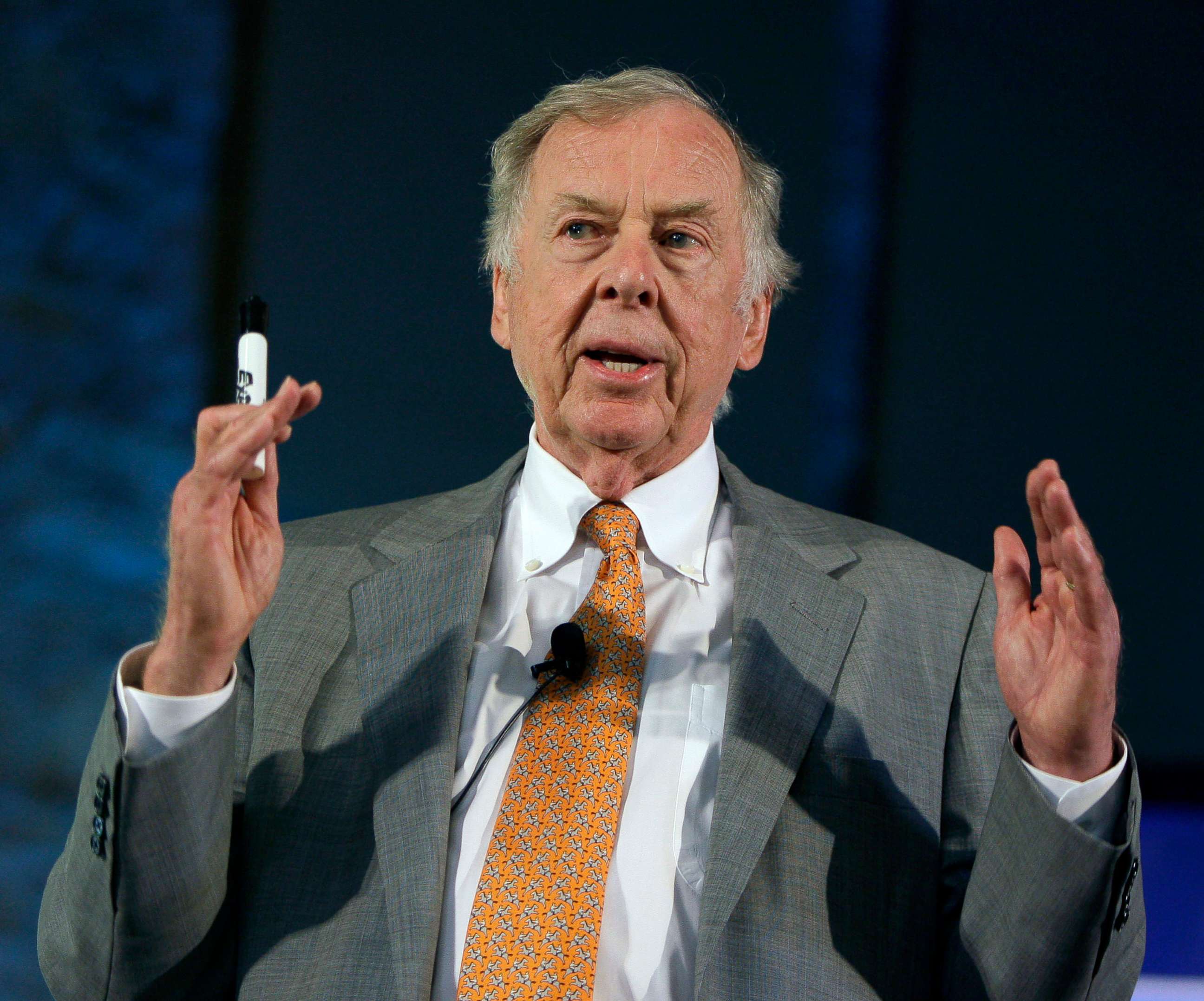 PHOTO: Oil and gas developer T. Boone Pickens addresses a town hall meeting on energy independence in Topeka, Kan., July 30, 2008.