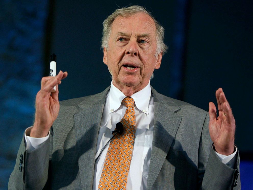 PHOTO: Oil and gas developer T. Boone Pickens addresses a town hall meeting on energy independence in Topeka, Kan., July 30, 2008.