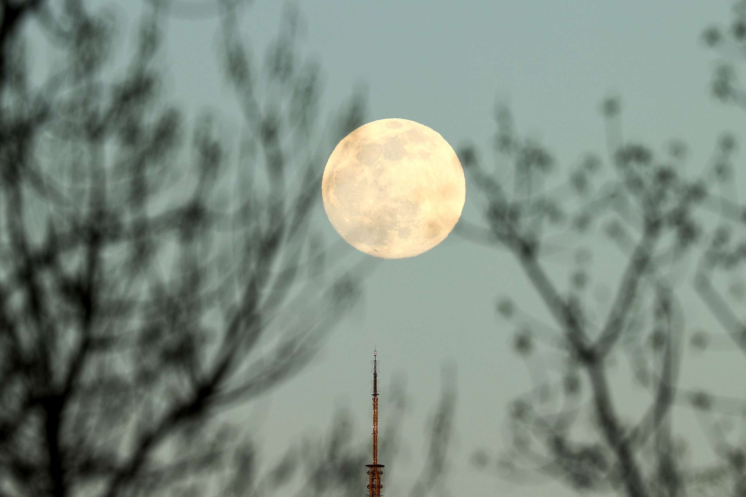 PHOTO: The Full Pink moon rises behind the Empire State Building in Manhattan, New York City, April 15, 2022.