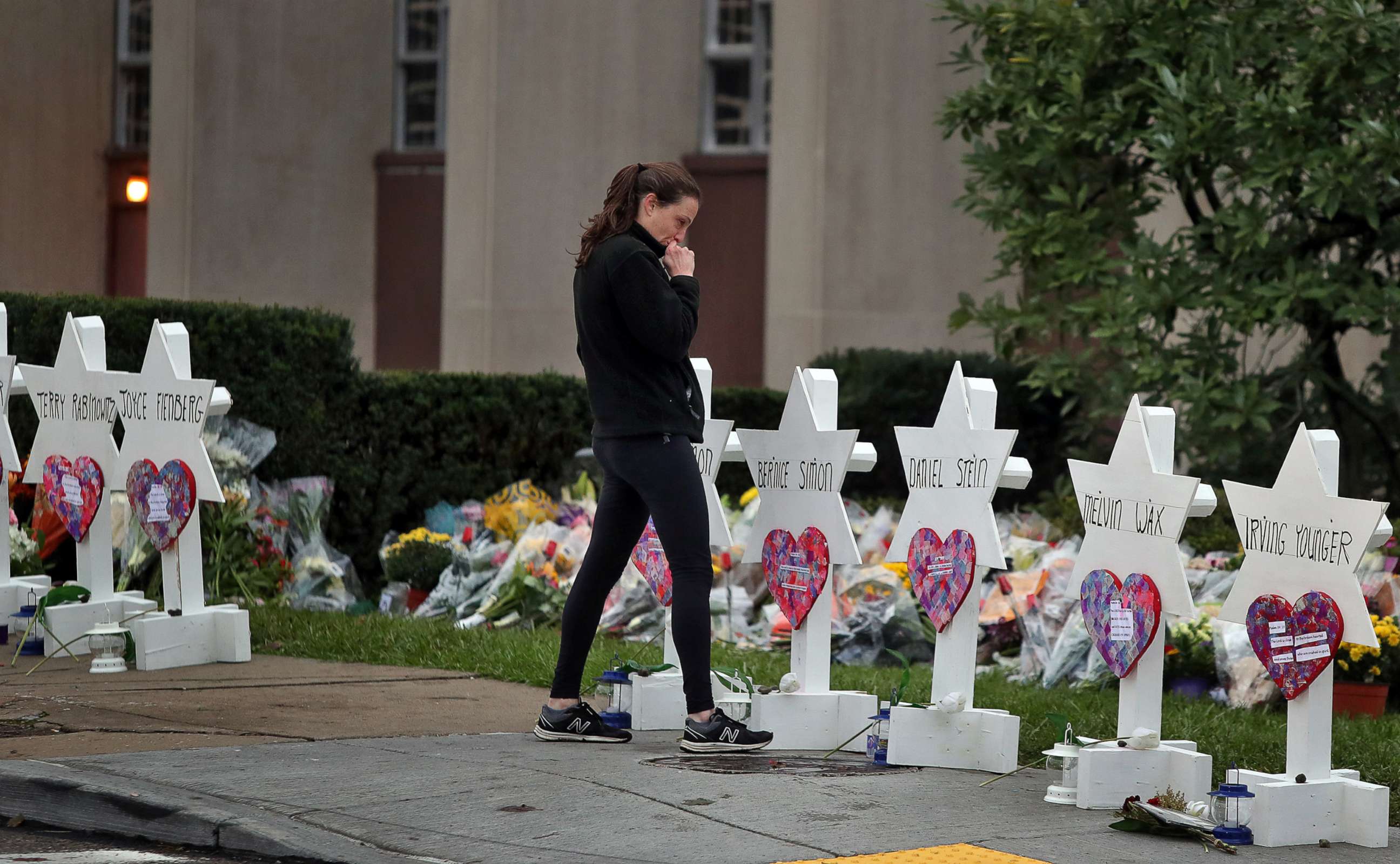 PHOTO: A woman reacts at a makeshift memorial outside the Tree of Life synagogue following Saturday's shooting at the synagogue in Pittsburgh, Penn., Oct. 29, 2018.