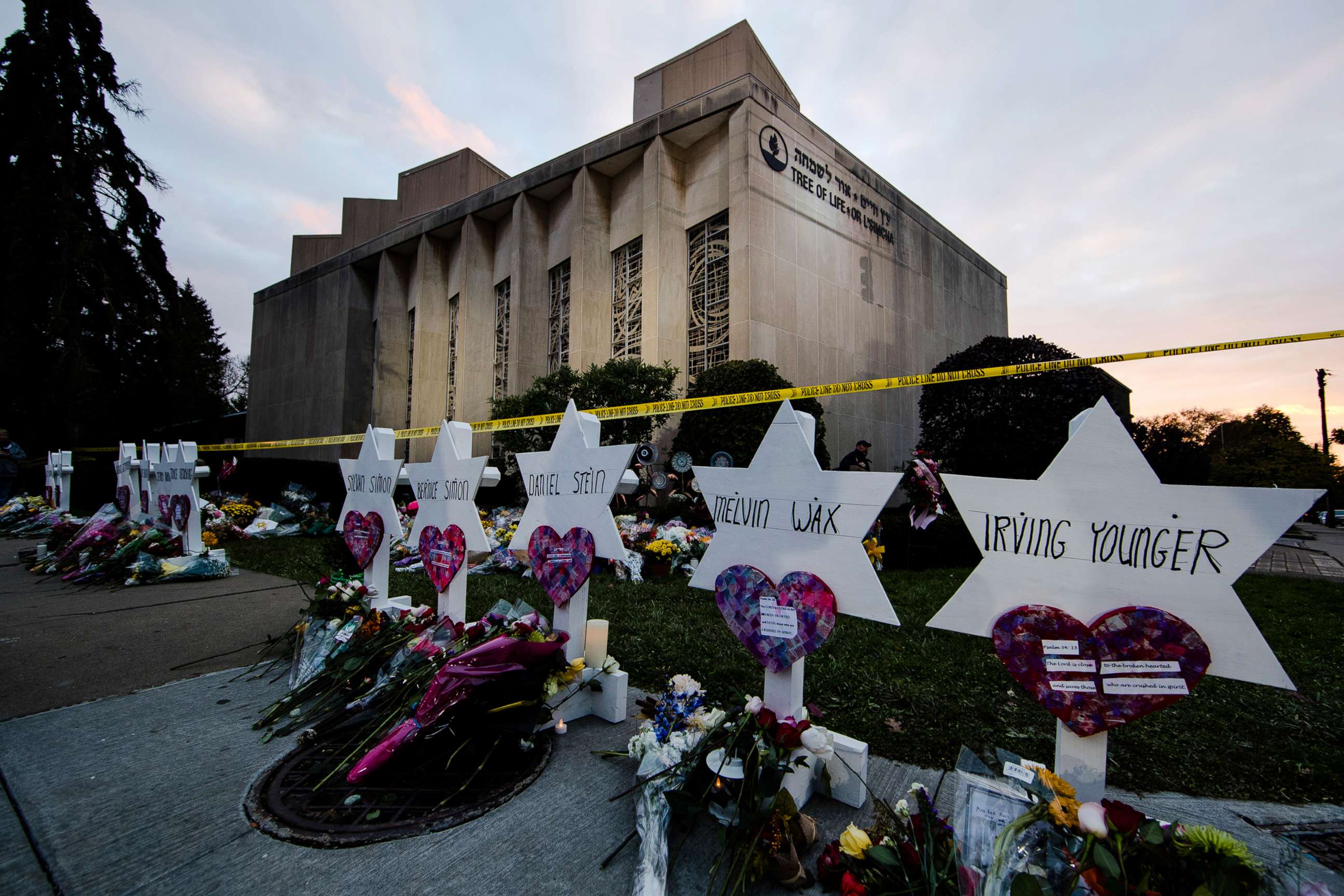 PHOTO: A makeshift memorial stands outside the Tree of Life synagogue in the aftermath of a deadly shooting in Pittsburgh, Oct. 29, 2018.