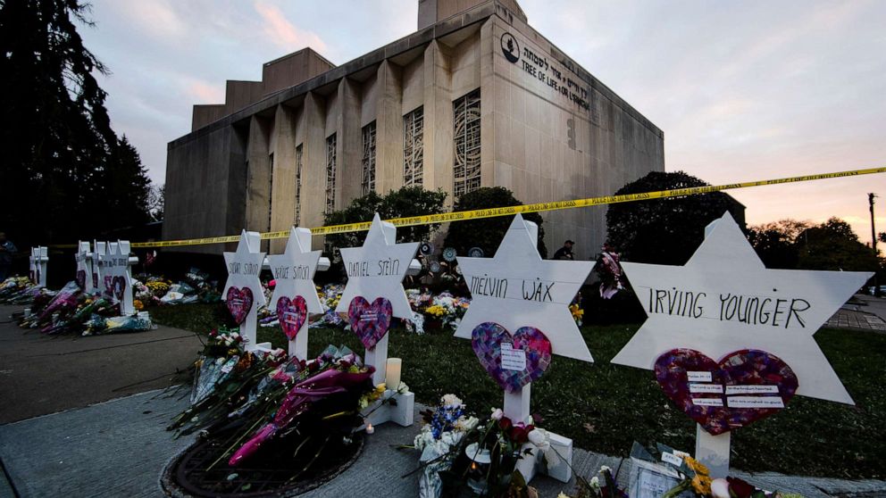 PHOTO: A makeshift memorial stands outside the Tree of Life synagogue in the aftermath of a deadly shooting in Pittsburgh, Oct. 29, 2018.