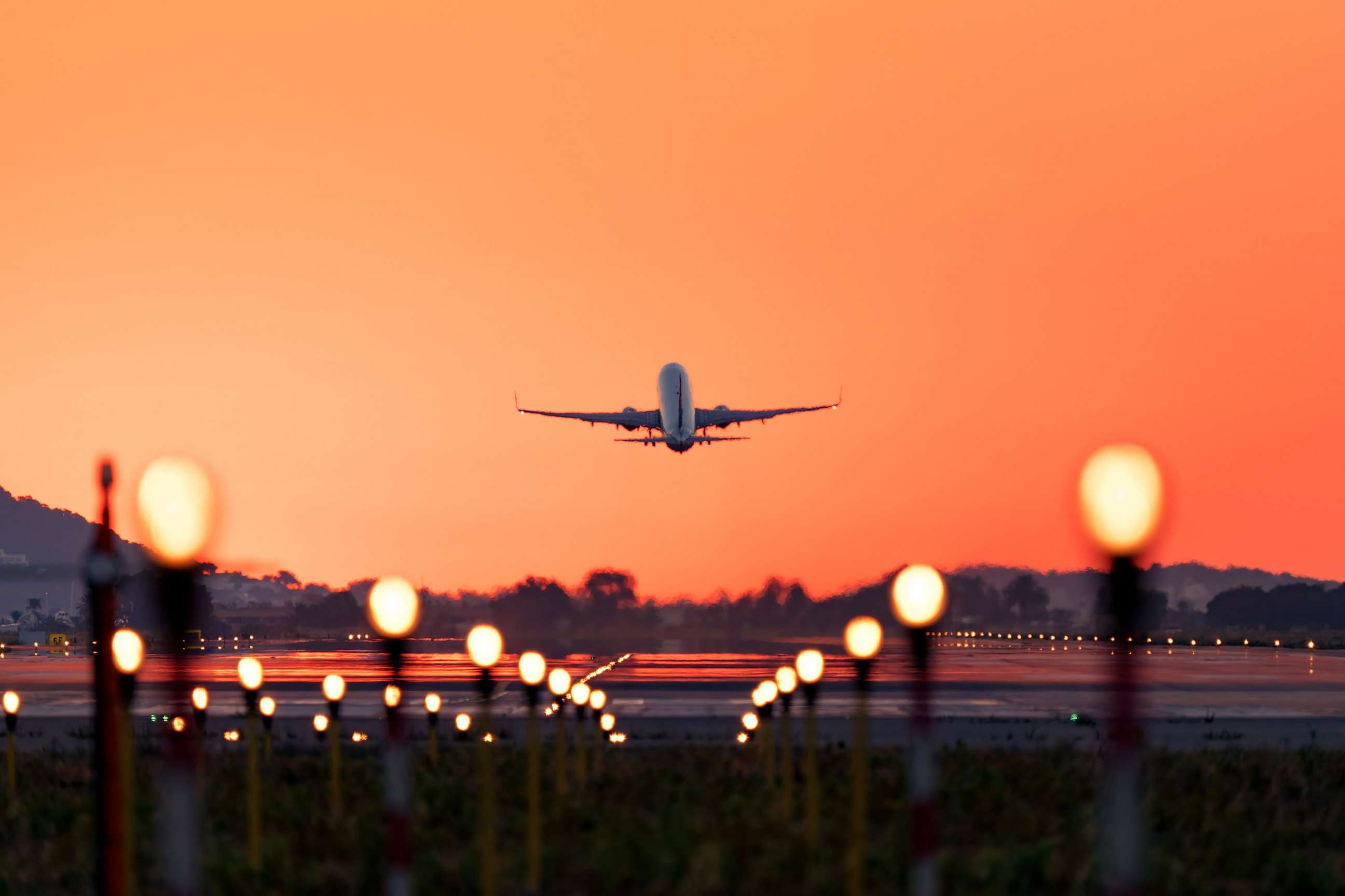 PHOTO: Airplane takes off.