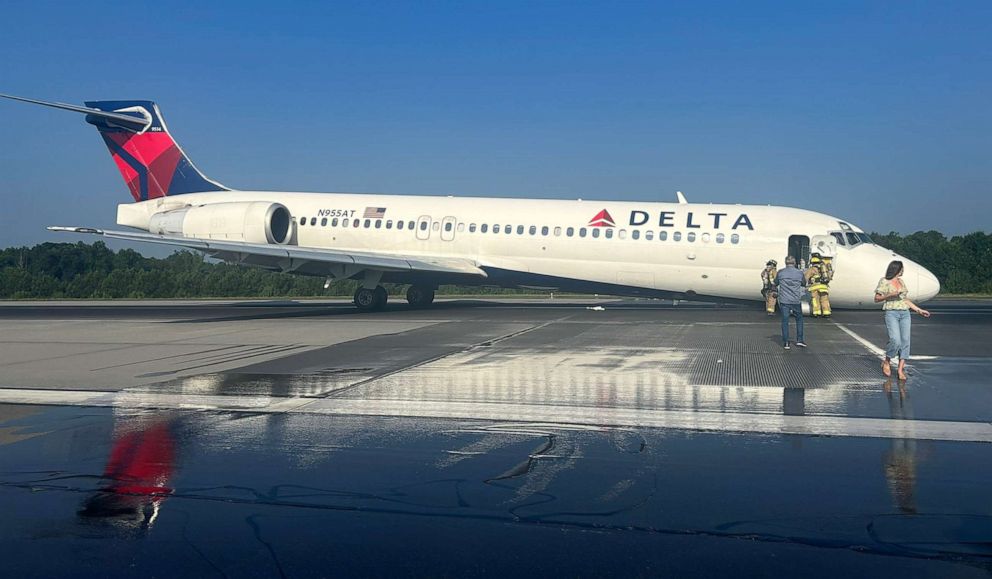 Delta Plane Lands Safely At Charlotte Airport Without Front Landing Gear Good Morning America 0838