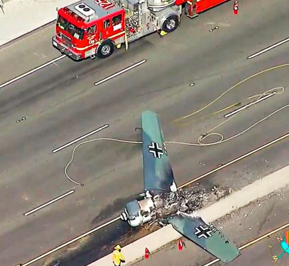 PHOTO: Cette photo, tirée d'une vidéo fournie par KABC-TV, montre un avion nord-américain vintage AT-6 qui s'est écrasé aux États-Unis d'Amérique à Agoura Hills, Californie, le 23 octobre 2018.