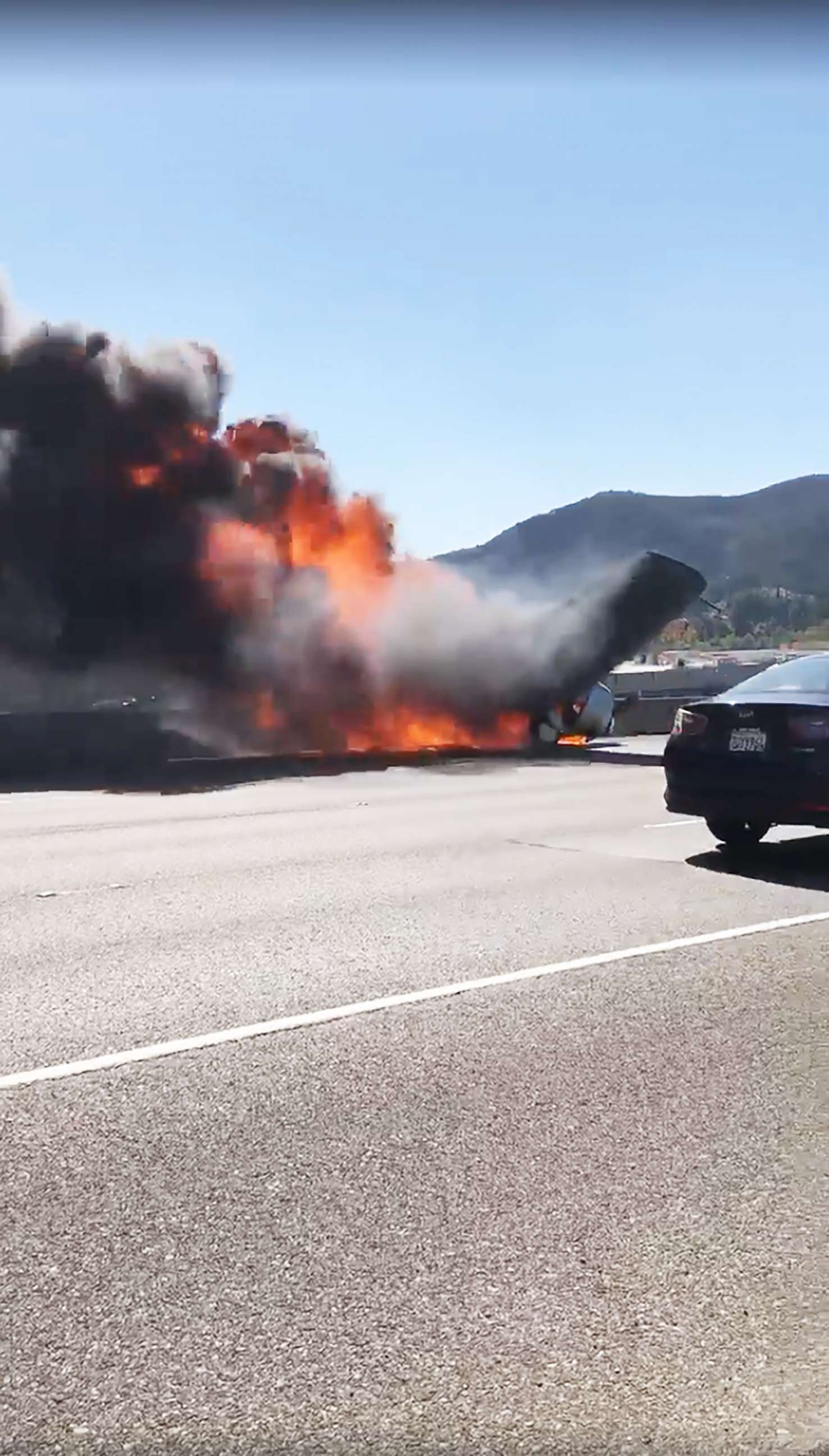 PHOTO: A small plane crashed on the 101 Freeway in Agoura Hills, Calif., Oct 23, 2018.