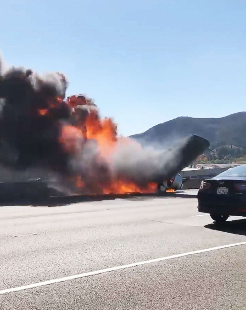 PHOTO: Un petit avion s'est écrasé sur l'autoroute 101 Freeway à Agoura Hills, Californie, le 23 octobre 2018.