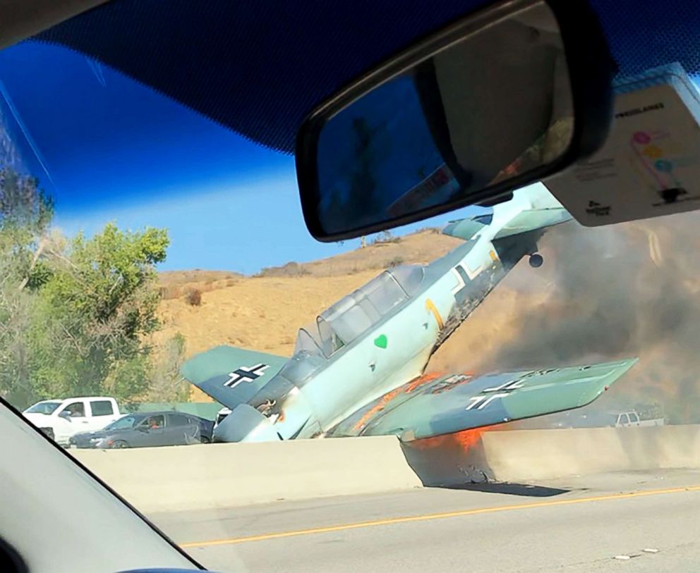 PHOTO: Un petit avion s'est écrasé sur l'autoroute 101 Freeway à Agoura Hills, Californie, le 23 octobre 2018.
