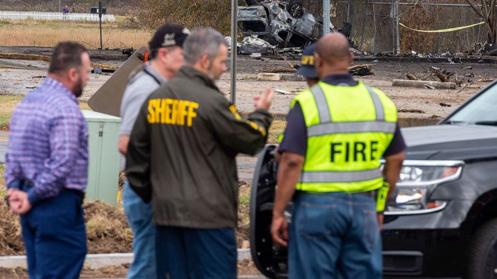 PHOTO: Fire and Police respond to the scene of a plane crash in Lafayette, La., Dec. 28, 2019.