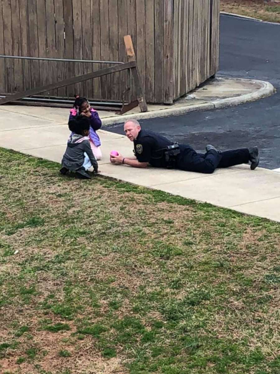 PHOTO: South Hill Police Cpl. C.B. Fleming was seen playing dolls and drawing with sidewalk chalk with children after he responded to a 911 call of a gas leak that turned out to be a false alarm on Feb. 14, 2019.