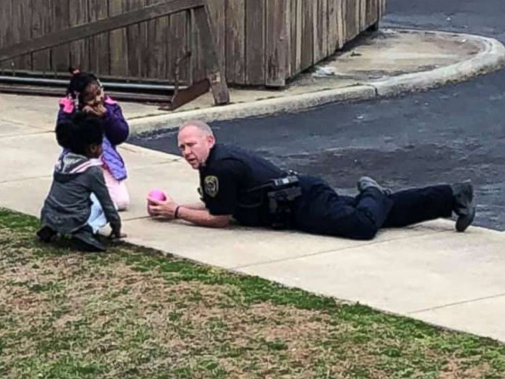 PHOTO: South Hill Police Cpl. C.B. Fleming was seen playing dolls and drawing with sidewalk chalk with children after he responded to a 911 call of a gas leak that turned out to be a false alarm on Feb. 14, 2019.