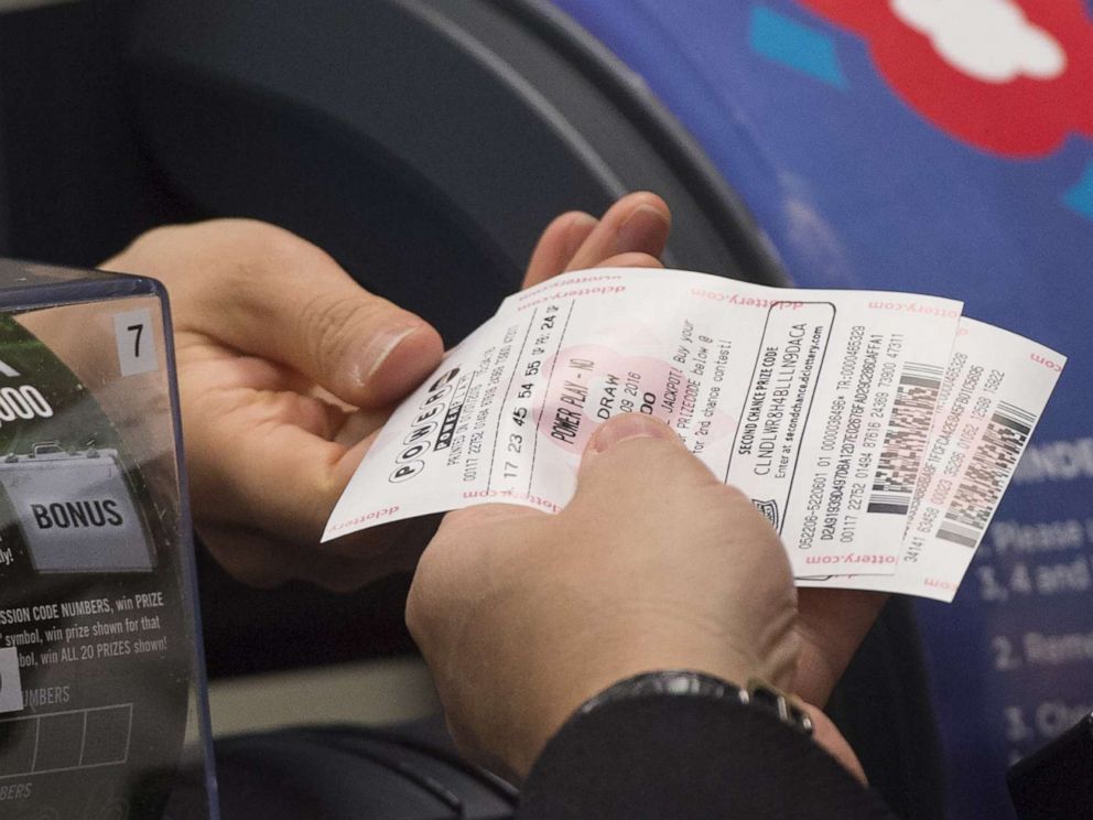 PHOTO: A man purchases a Powerball lottery ticket at a convenience store in Washington, D.C., Jan. 07, 2016.