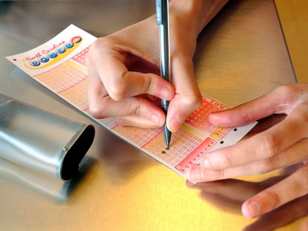 PHOTO: A woman fills a Powerball ticket, May 30, 2006 in Raleigh, Nc