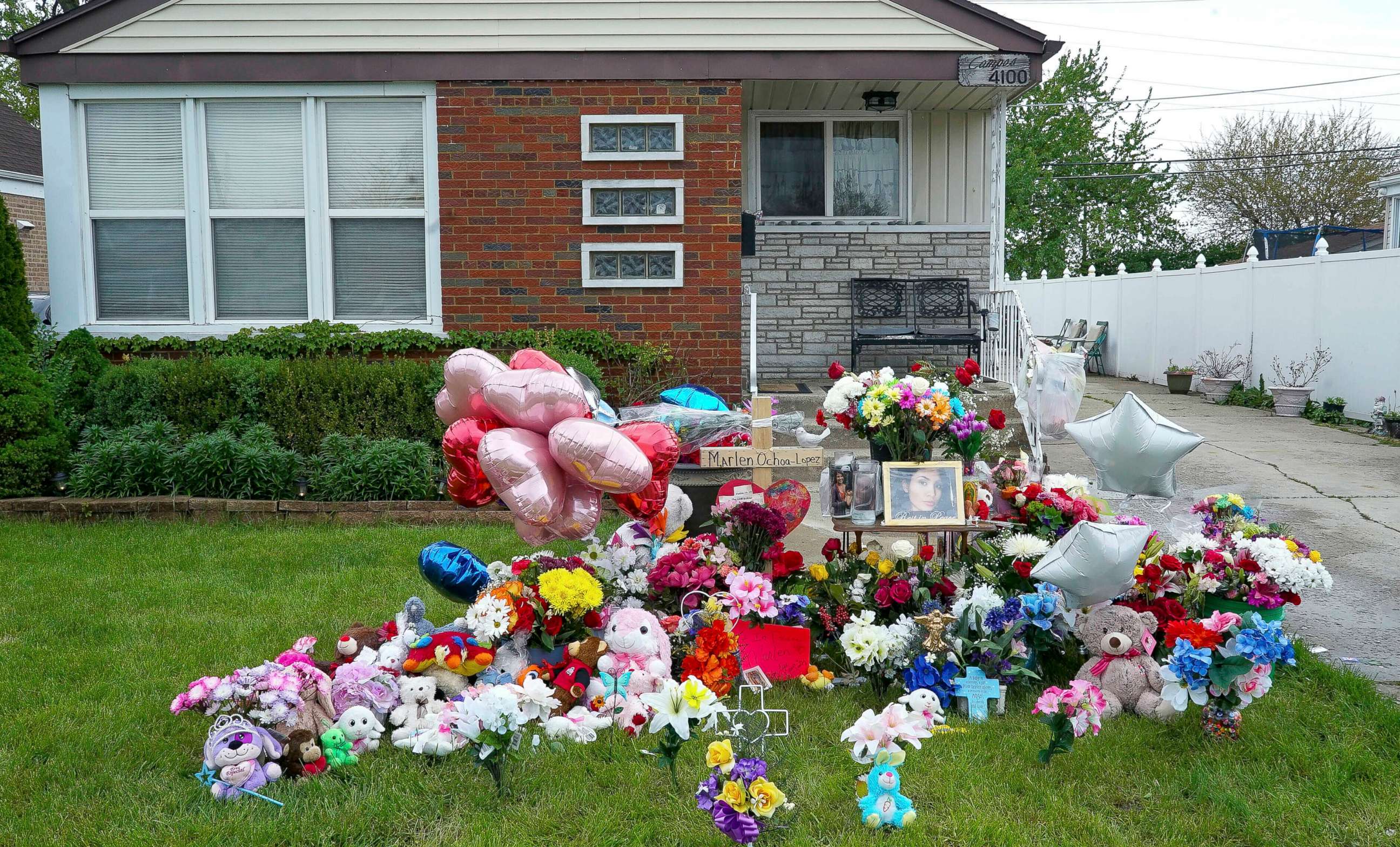 PHOTO: A makeshift memorial for victim Marlen Ochoa-Lopez covers the lawn outside the home where she was murdered in Chicago, May 17, 2019.