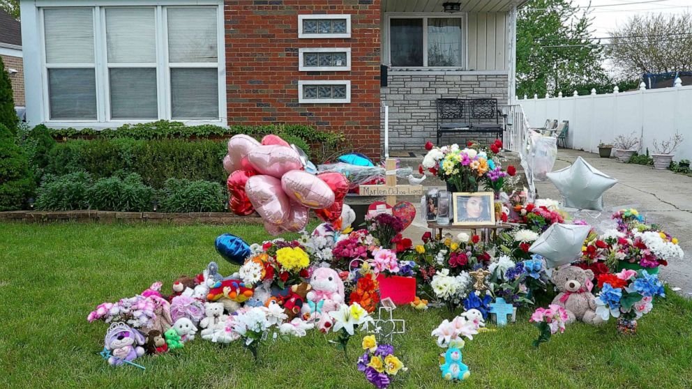 PHOTO: A makeshift memorial for victim Marlen Ochoa-Lopez covers the lawn outside the home where she was murdered in Chicago, May 17, 2019.