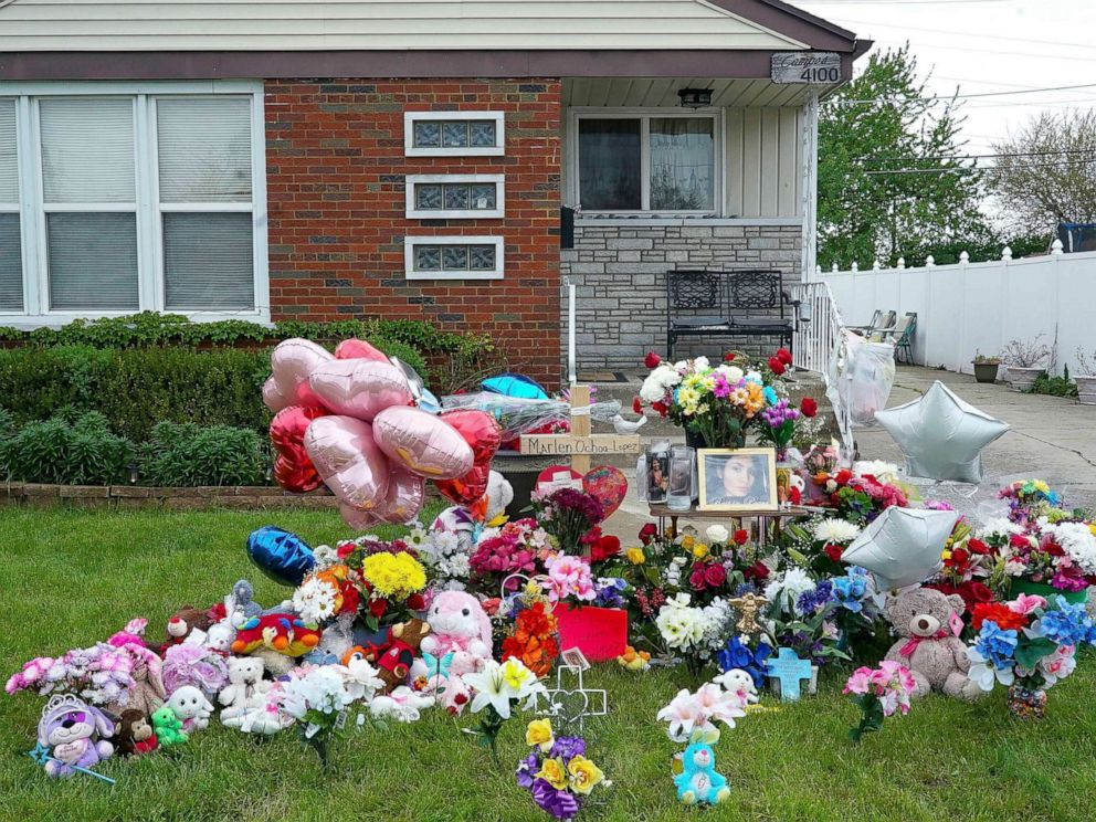 PHOTO: A makeshift memorial for victim Marlen Ochoa-Lopez covers the lawn outside the home where she was murdered in Chicago, May 17, 2019.