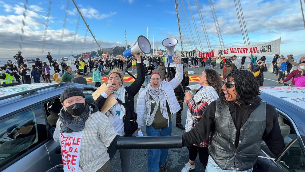 Demonstranten schlossen die Bay Bridge in San Francisco und forderten einen Waffenstillstand