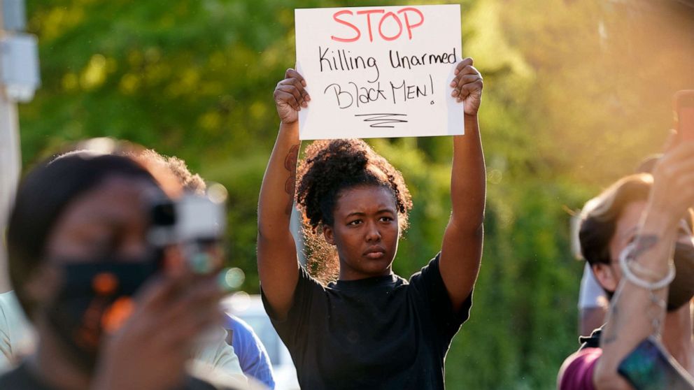 The North Carolina deputy shoots dead a black man while serving an order