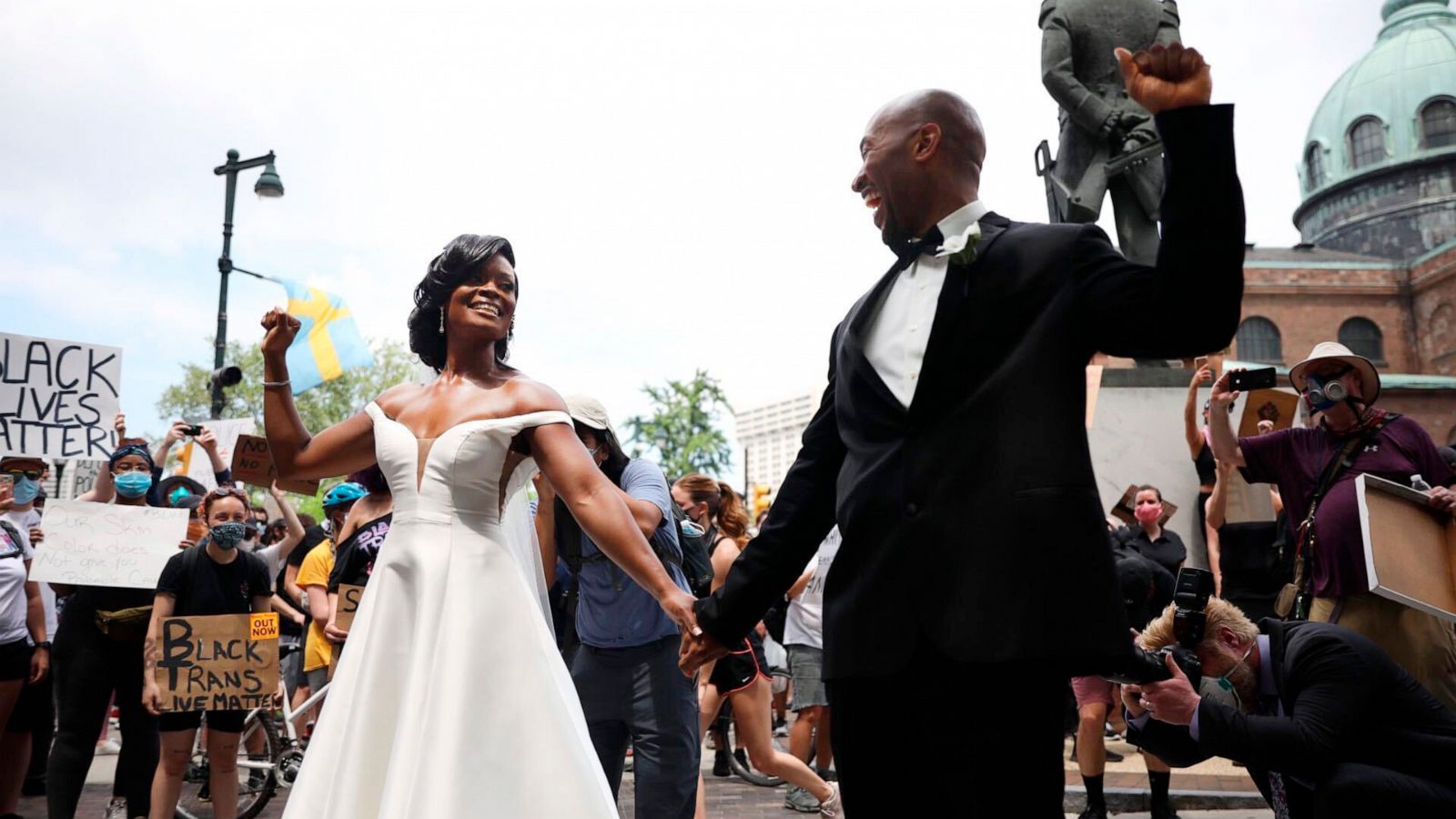 This Couple Wore Just Married Eagles Jerseys at Their Wedding