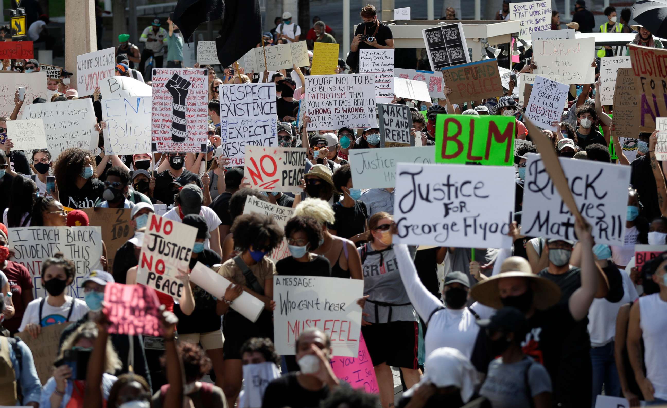 PHOTO: Protesters demonstrate in front of the Federal Detention Center in the death go (AP Photo/Wilfredo Lee)