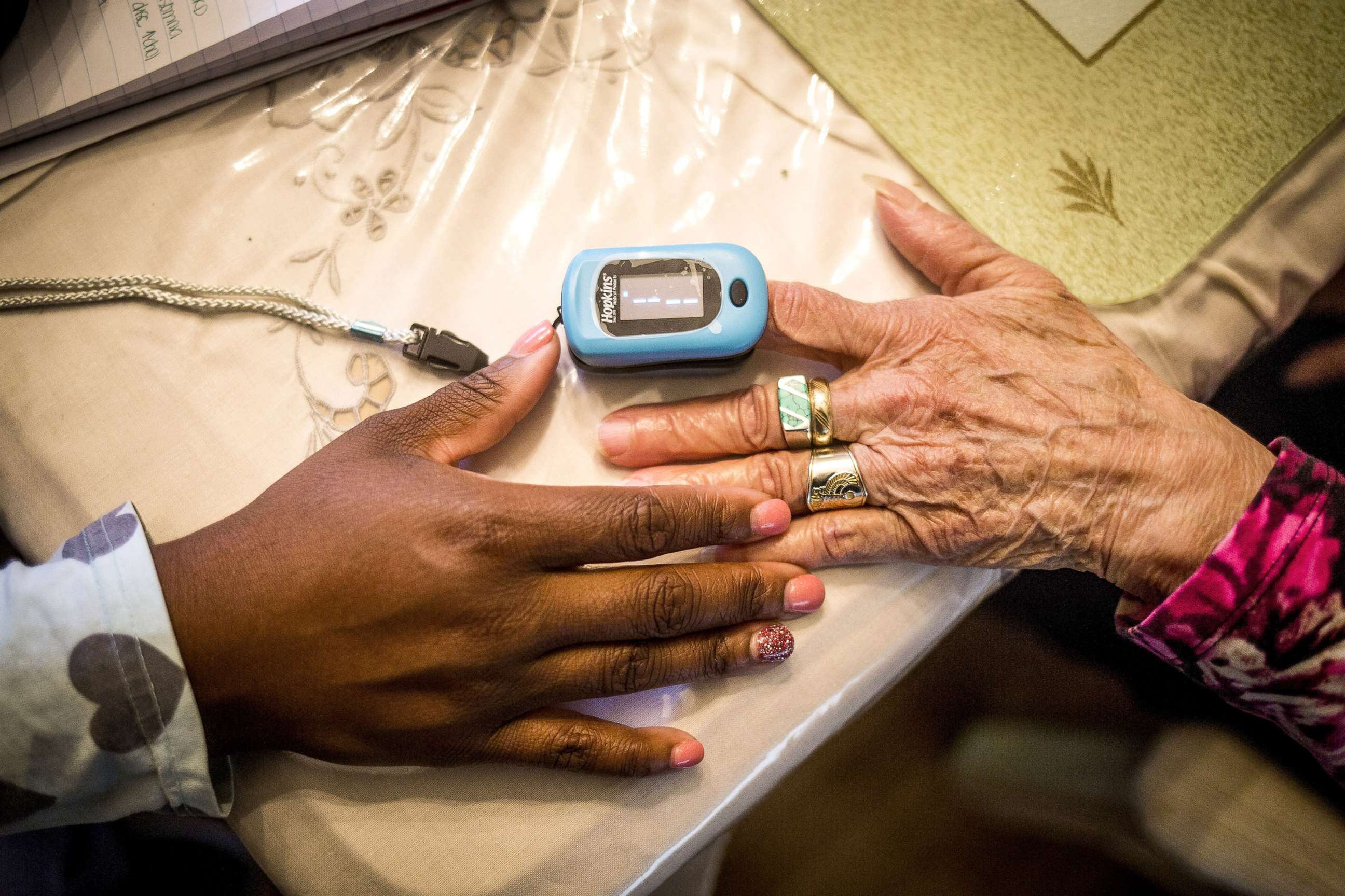 PHOTO: Nurse practitioner Nikesha McPherson uses a pulse oximeter on a patient at her home in Plainfield, N.J. Oct. 26, 2016.