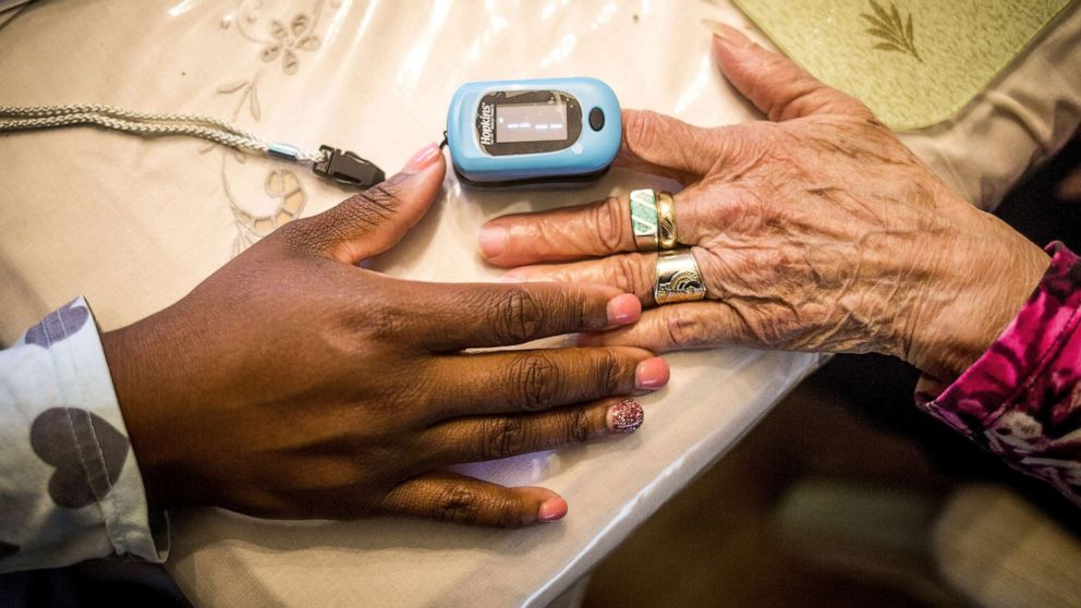 PHOTO: Nurse practitioner Nikesha McPherson uses a pulse oximeter on a patient at her home in Plainfield, N.J. Oct. 26, 2016.