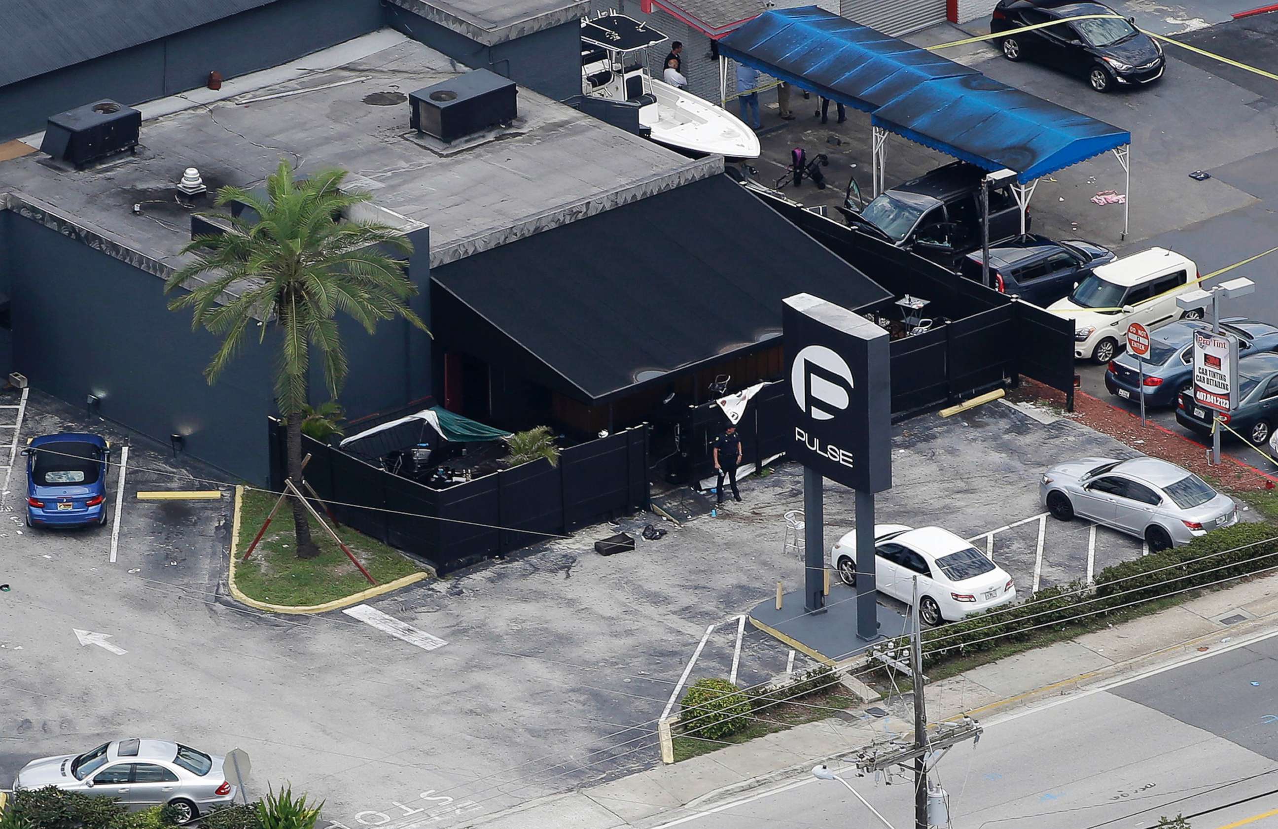 PHOTO: Law enforcement officials work at the Pulse gay nightclub in Orlando, Fla., following a mass shooting, June 12, 2016.  