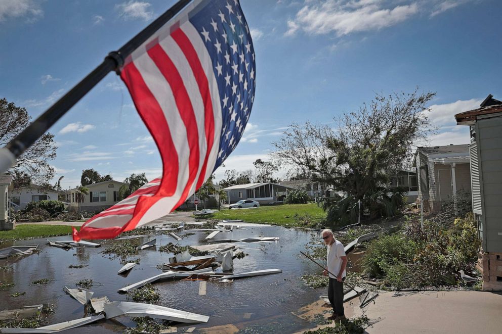 PHOTO : Un homme commence à nettoyer après que l'ouragan Ian a dévasté la côte du golfe de Floride le 29 septembre 2022 à Punta Gorda, en Floride.