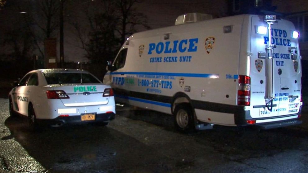 PHOTO: Police investigate the scene of a scene of a murder inside Bayswater Point State Park in the Queens borough of New York, Dec. 16, 2018.