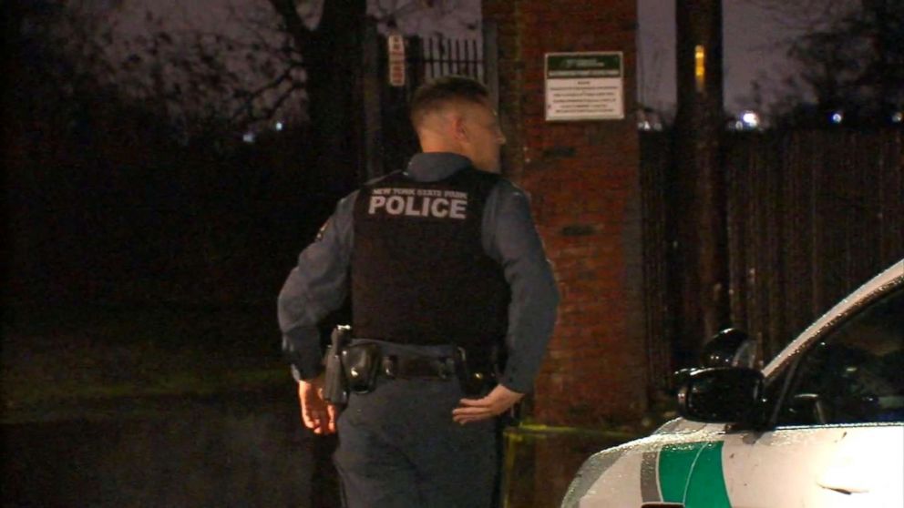 PHOTO: Police investigate the scene of a scene of a murder inside Bayswater Point State Park in the Queens borough of New York, Dec. 16, 2018.