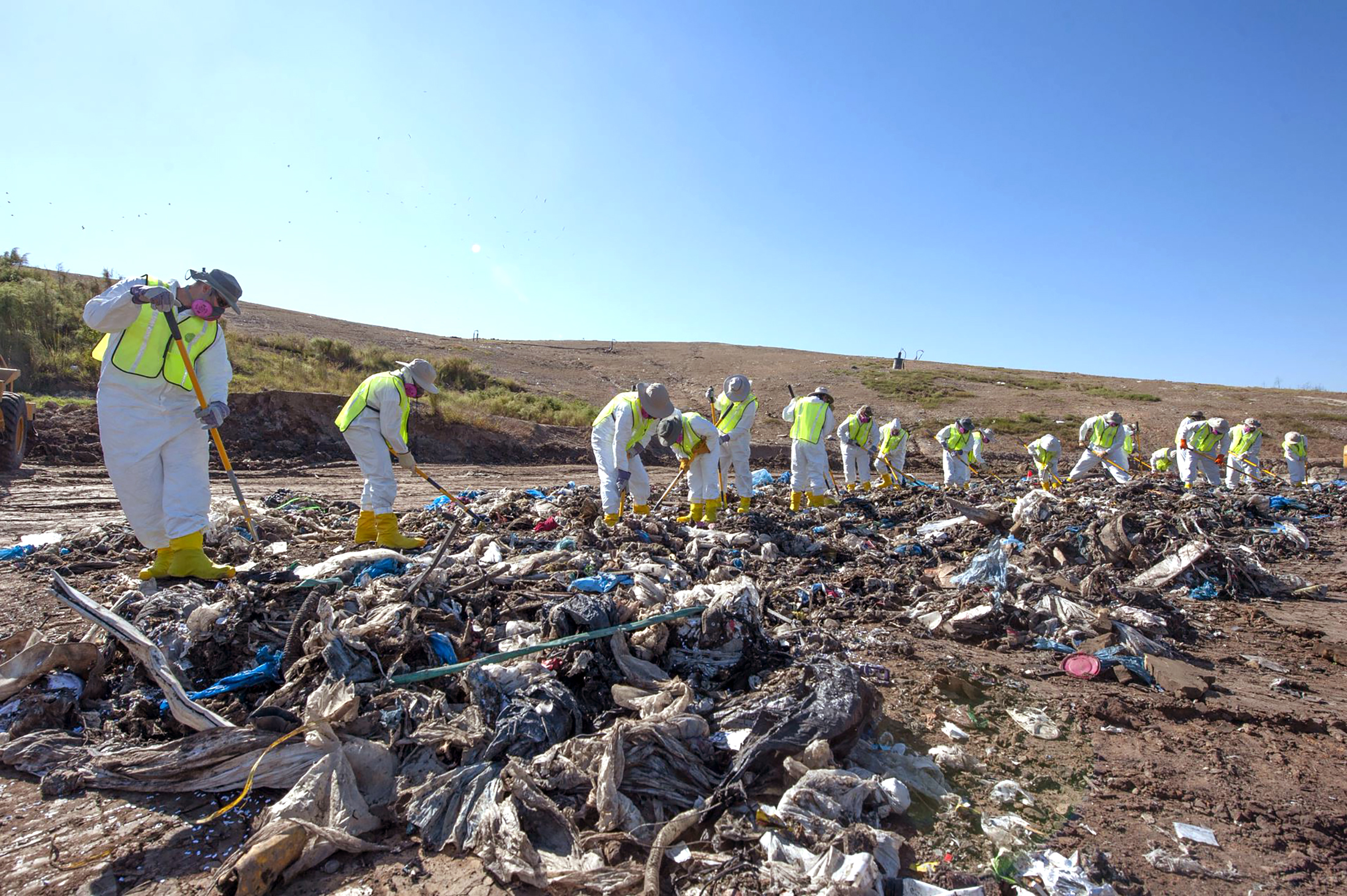 PHOTO: Chatham County Police Department and FBI officers search for the remains of Quinton Simon at the Waste Management landfill in Chatham County, Ga.
