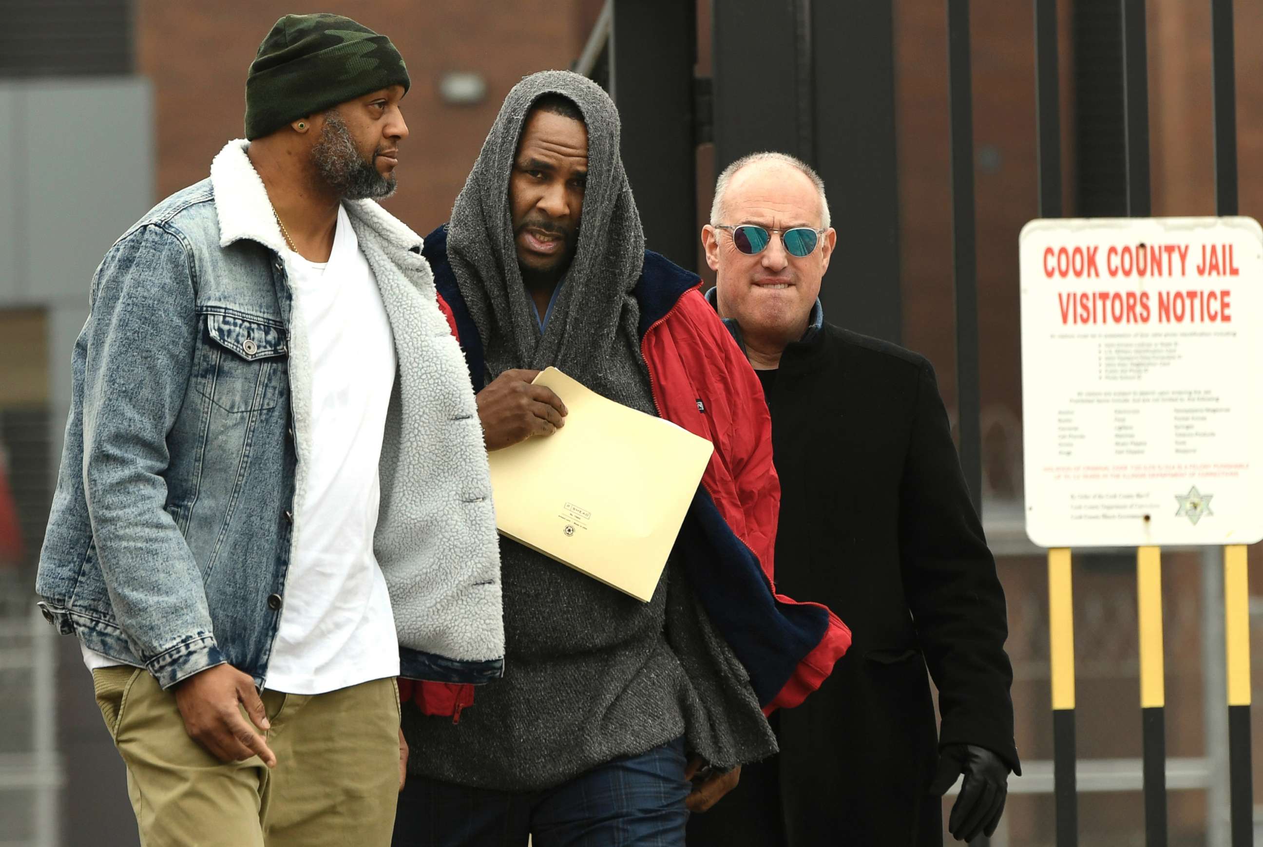 PHOTO: R. Kelly, center, walks with his attorney Steve Greenberg right, and an unidentified man left, who gave him a ride after being released from Cook County Jail in Chicago, March 9, 2019.