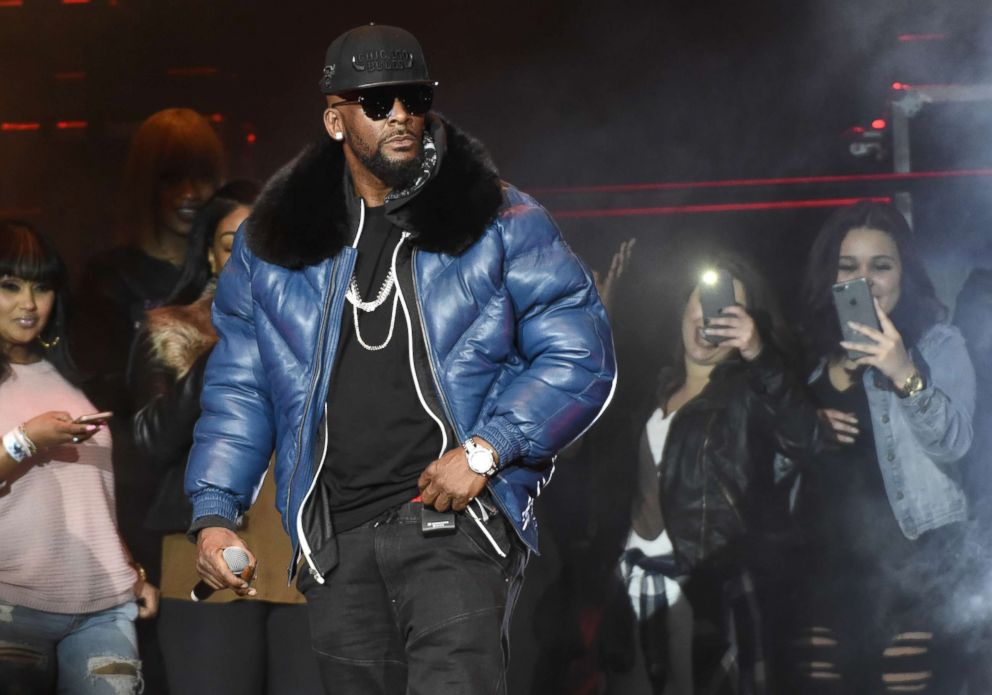 PHOTO: R. Kelly performs at ORACLE Arena, Jan. 15, 2017 in Oakland, Calif. 