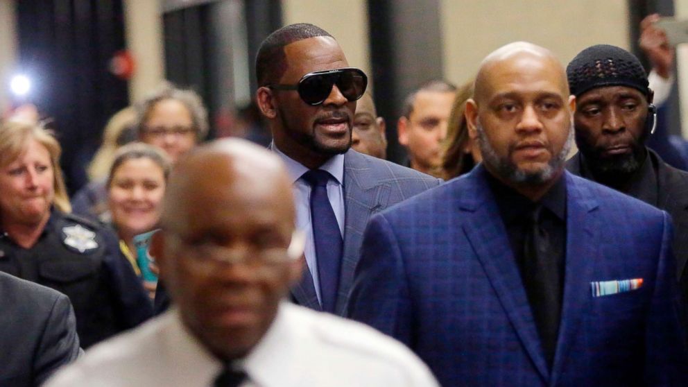 Music artist R. Kelly, center, arrives at the Circuit Court of Cook County, Domestic Relations Division, March 6, 2019, in Chicago.