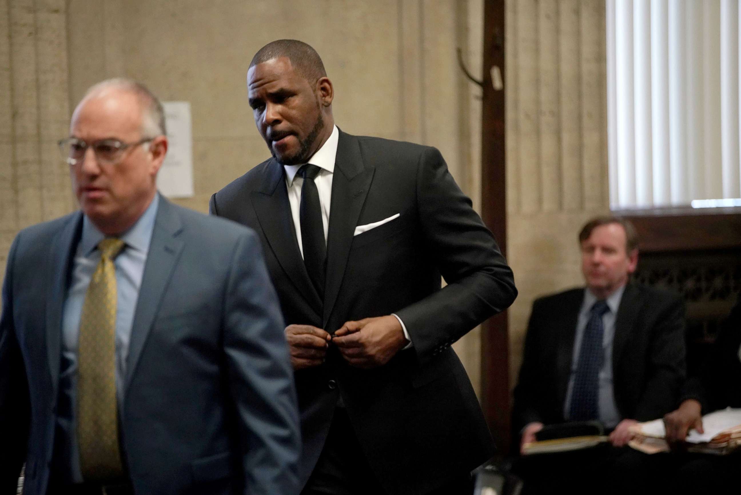 PHOTO: R. Kelly arrives with his lawyers for a hearing on  his sex abuse case in Chicago, March 22, 2019.