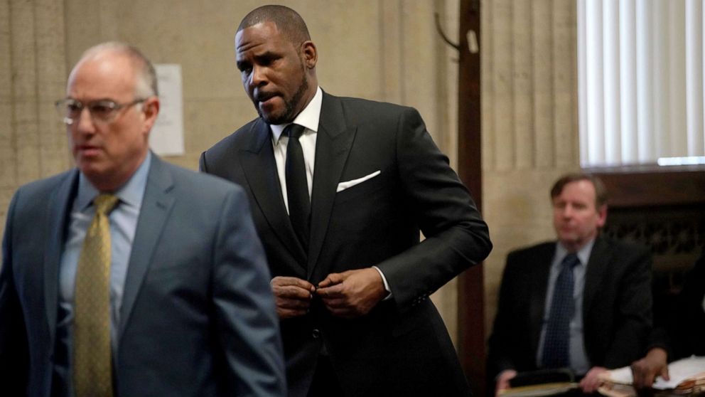 PHOTO: R. Kelly arrives with his lawyers for a hearing on  his sex abuse case in Chicago, March 22, 2019.