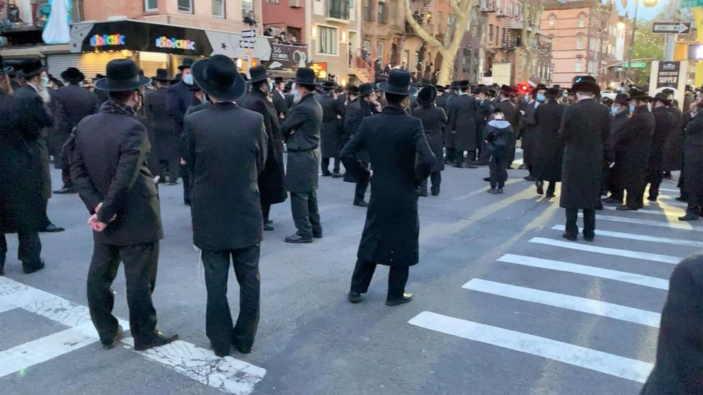 PHOTO: A crowd gathered in Williamsburg, Brooklyn on April 28, 2020, for the funeral of Rabbi Chaim Mertz, in New York City, despite the coronavirus lockdown and ban on large gatherings.