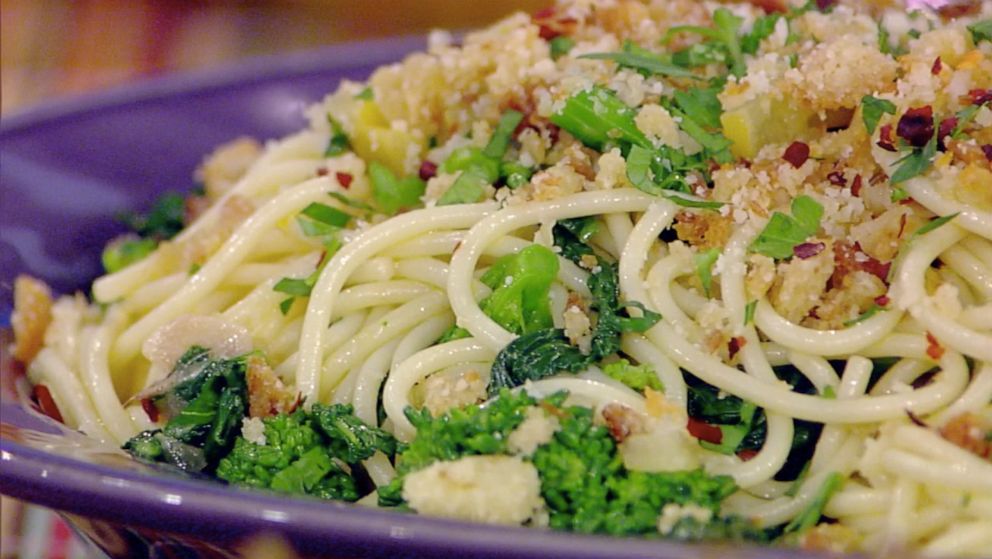 PHOTO: Rachael Ray brings "The View" co-hosts Spaghetti Aglio e Olio from her book "Rachael Ray 50" on Tuesday, Oct. 15, 2019.