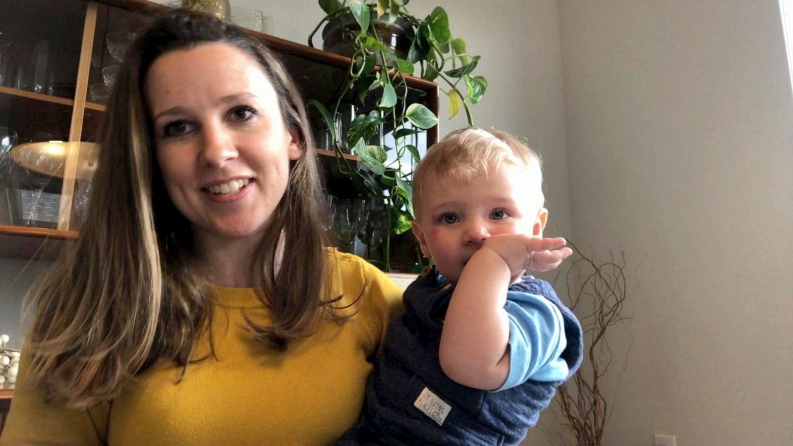 Mother posts video of toddler enamored with violinist playing music - ABC  News