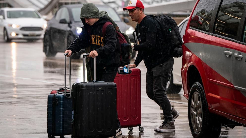 PHOTO: Travelers arrive at Ronald Reagan National Airport (DCA) in Arlington, Nov. 21, 2023. 