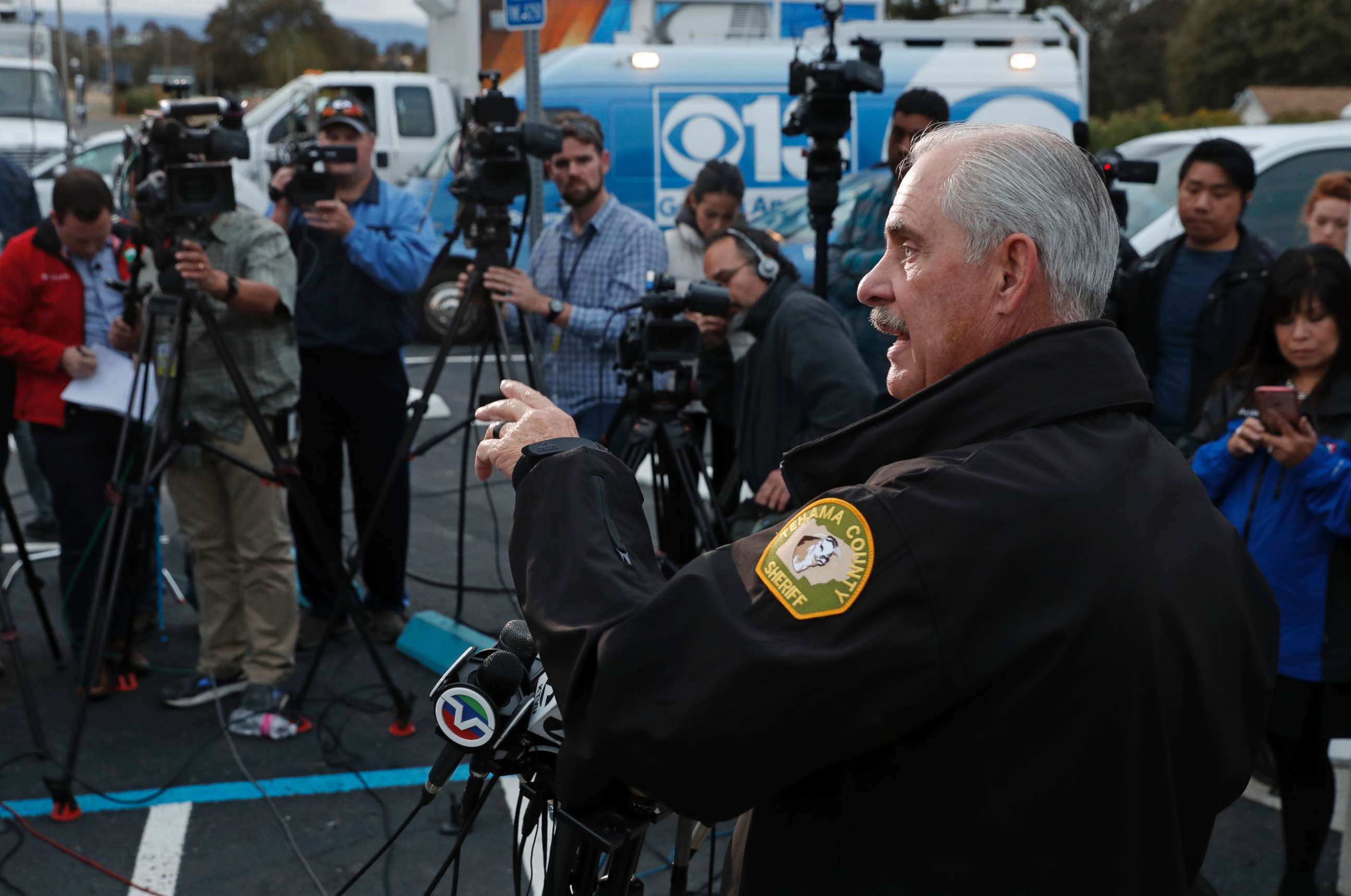PHOTO: Tehama county assistant Sheriff Phil Johnston holds a briefing in the small community of Rancho Tehama, Calif. where a gunman killed at least four people in a violent rampage, Nov. 14, 2017.