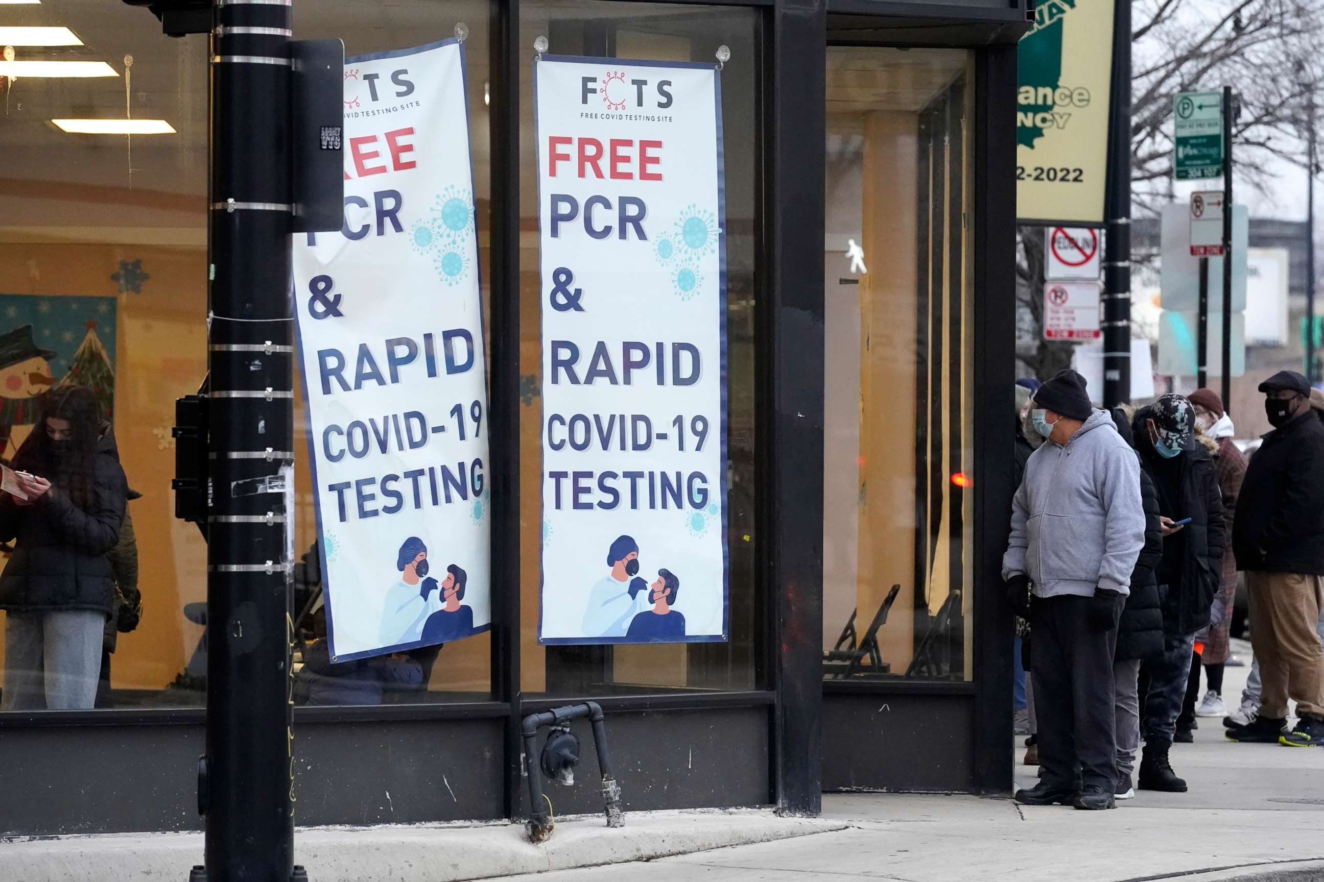 PHOTO: People line up to take COVID-19 test at a free PCR & RAPID testing site in Chicago, Thursday, Dec. 30, 2021.