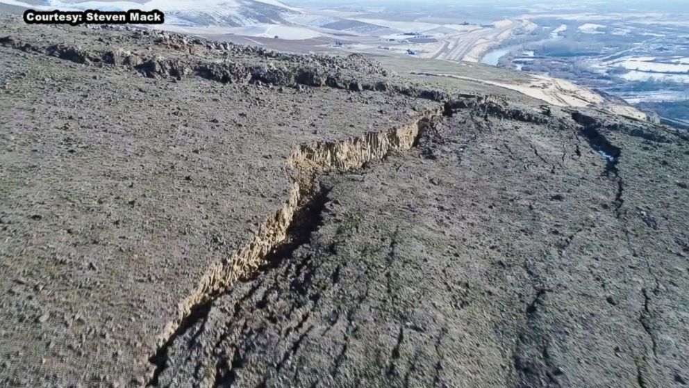 PHOTO: The crack on Rattlesnake Ridge in south-central Washington state is growing at a rate of about 1.4 feet a week.