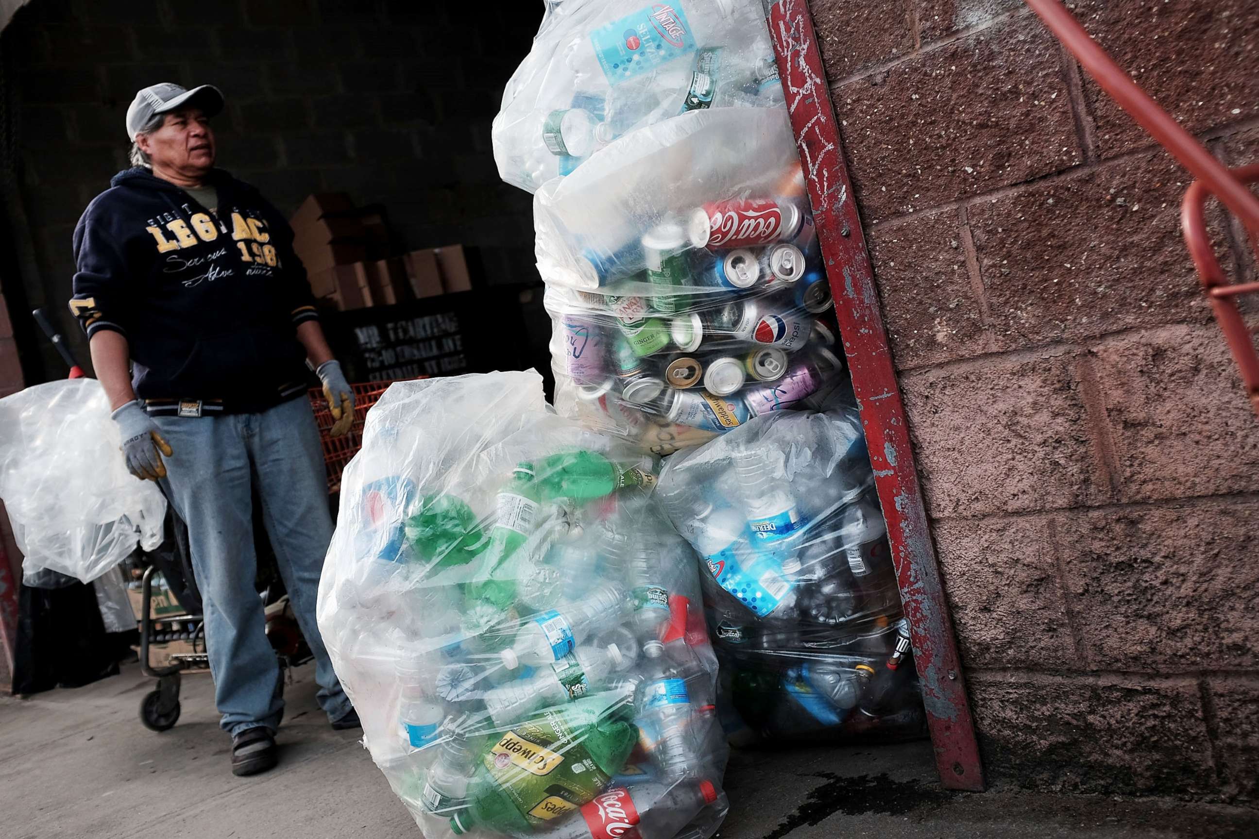 PHOTO: Cans are delivered for recycling at a center in Brooklyn, New York, Jan. 8, 2016.