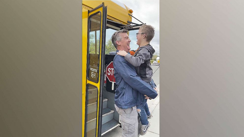 VIDEO: The school bus with dad behind the wheel