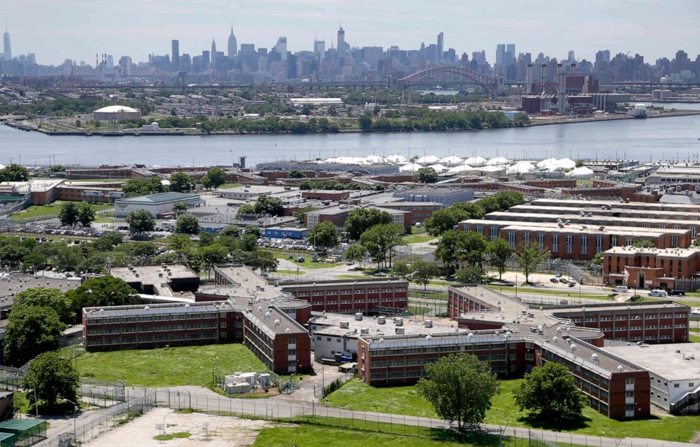 PHOTO: The Rikers Island jail complex stands in New York with the Manhattan skyline in the background, June 20, 2014.