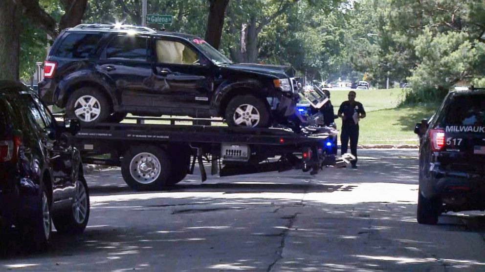 PHOTO:  Police tow away a black Ford SUV they say was driving by a suspect in an apparent road-rage shooting on July 13, 2019, in Milwaukee that left 3-year-old Brooklyn Harris dead.