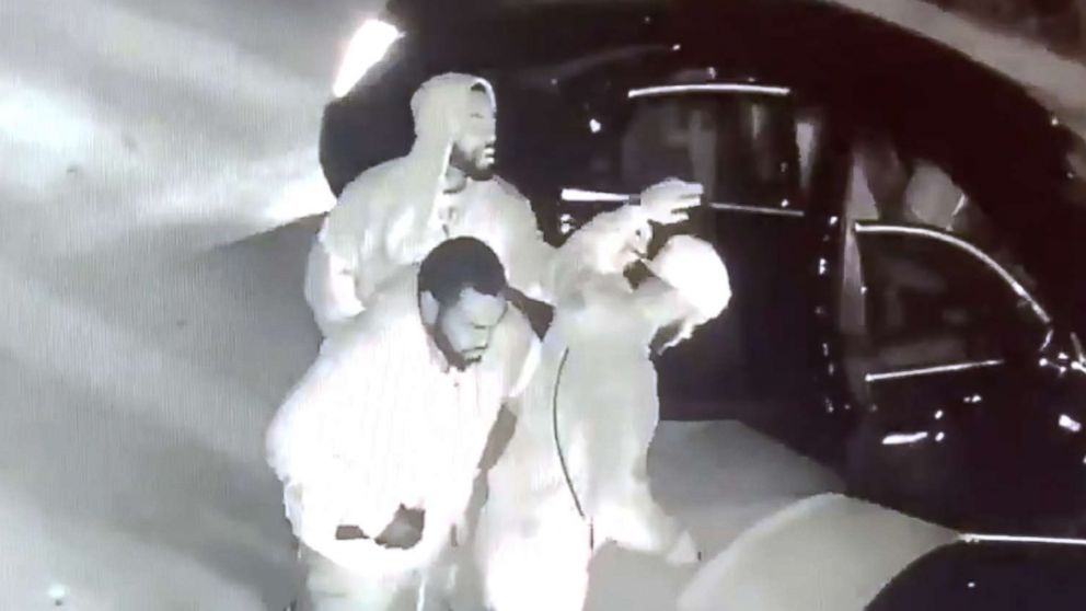 Miami police searching for brazen armed robbers caught on camera ...